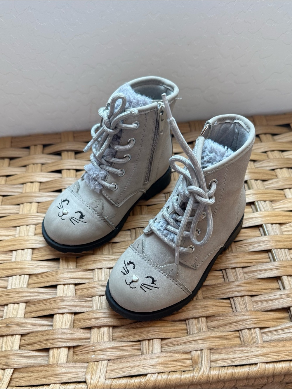 Wonder Nation Toddler Girls Gray Furry-Lined Lace-Up Boots with Cute Cat Face